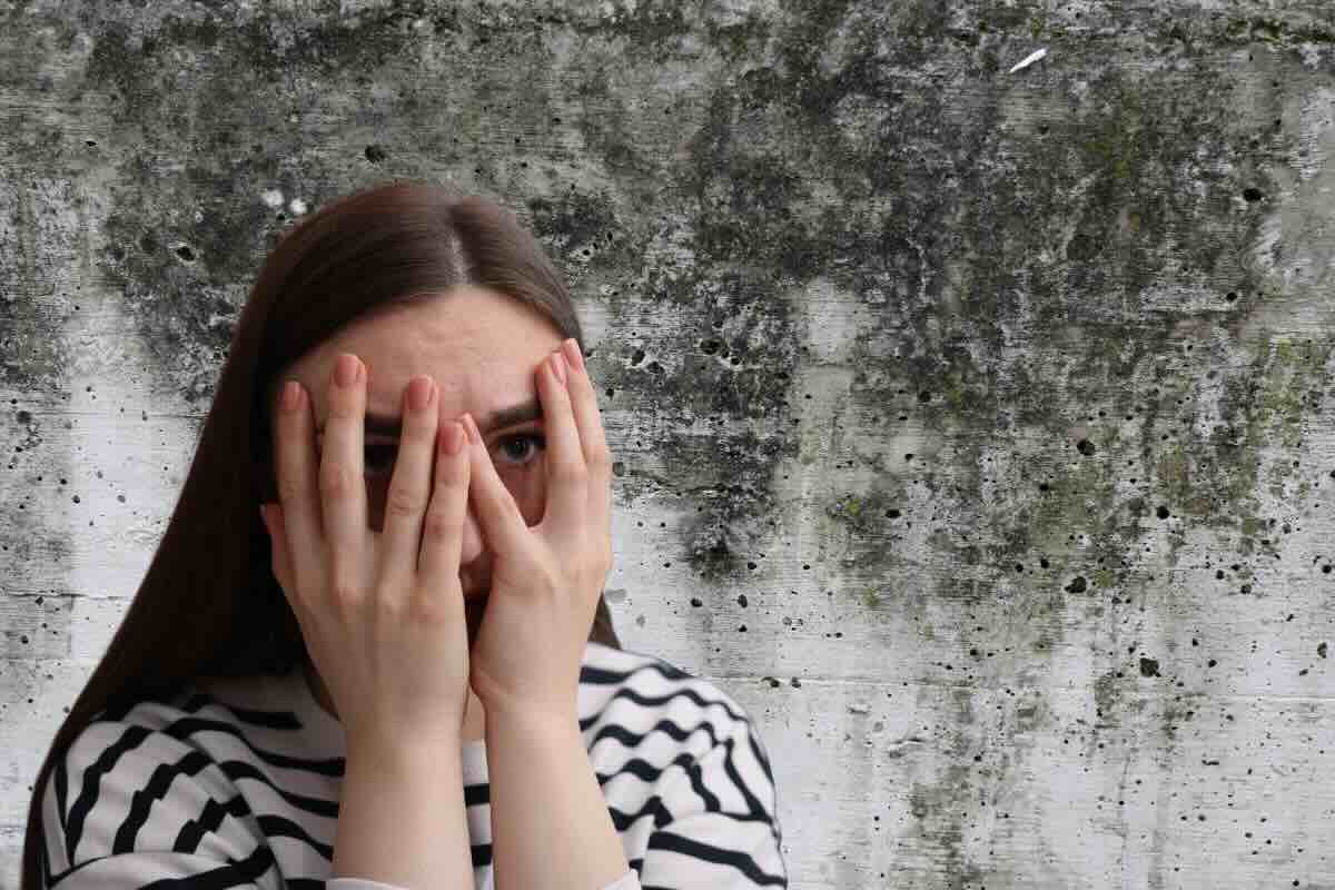muffa donna che non vuole guardare 
