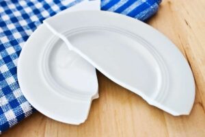 Piatto bianco spaccato in due