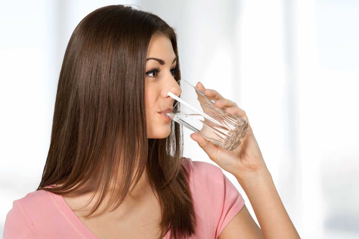 Donna che beve acqua