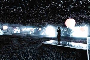 Balloon Museum–Euphoria: stanza piena di palloncini neri