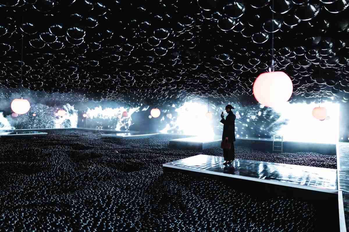 Balloon Museum–Euphoria: stanza piena di palloncini neri