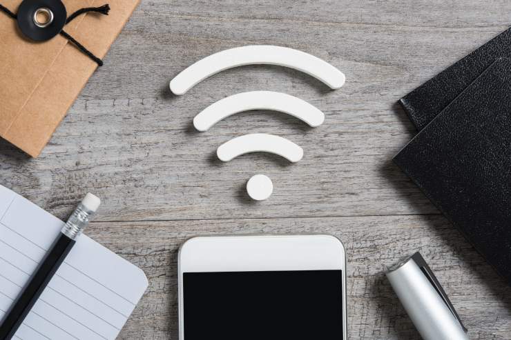 Smartphone e logo Wi-Fi