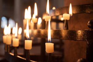 candele accese in chiesa