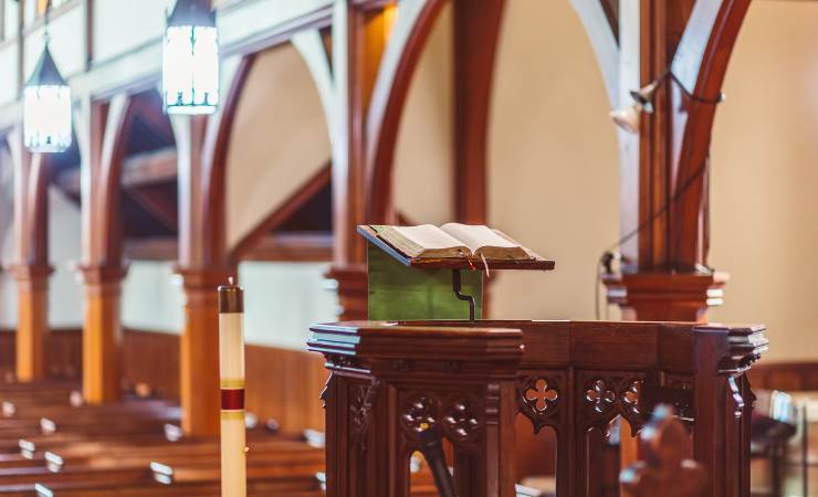 Pulpito all'interno di una chiesa
