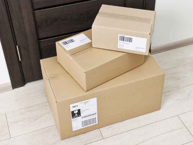 Pacchi Amazon davanti casa