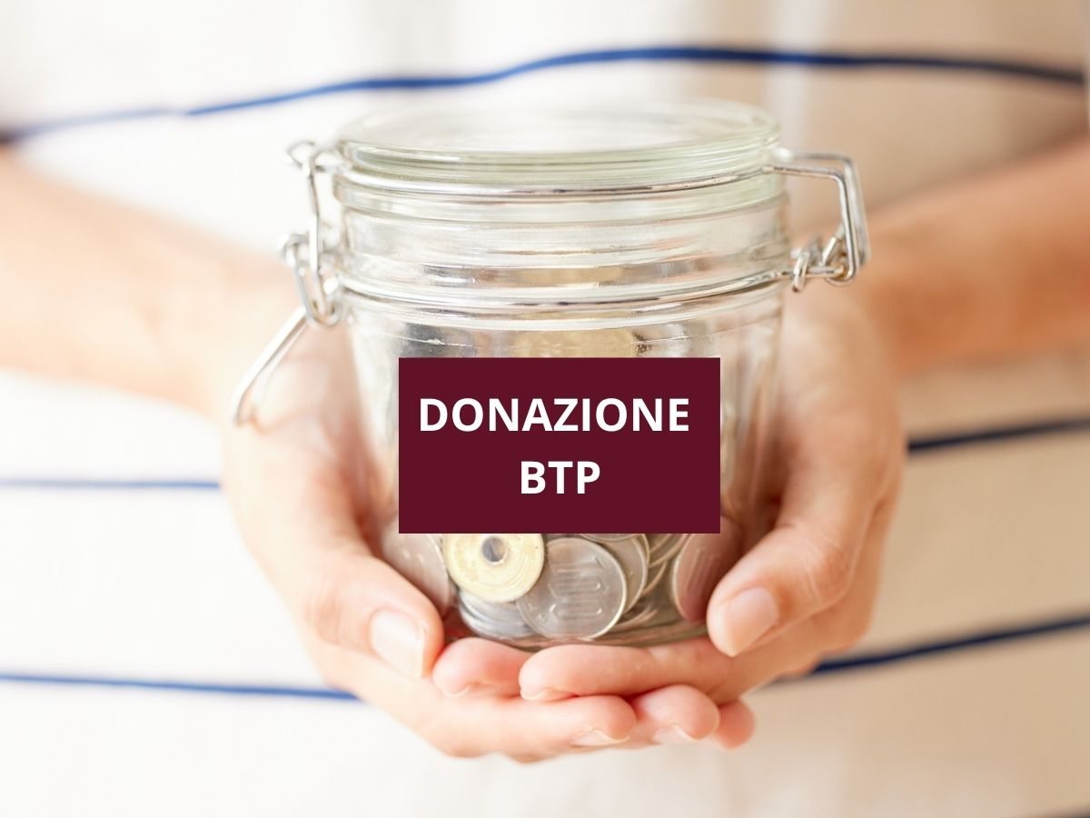 mani che sorreggono un barattolo con monete e con su scritto "donazione BTP"