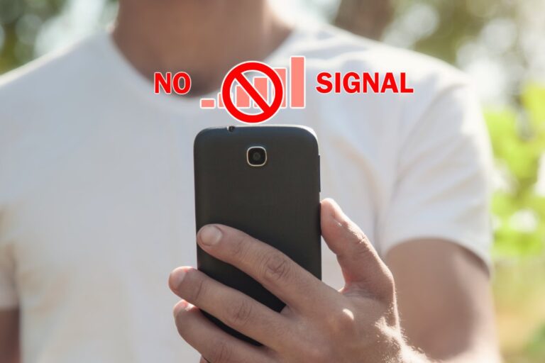 Ragazzo con lo smartphone in mano, logo delle tacche di rete e scritta "No signal"