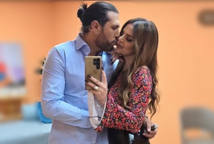 Alessandro Vicinanza dà un bacio sulla guancia a Roberta Di Padua 