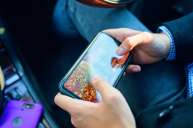 Persona che gioca ad un gioco sullo smartphone