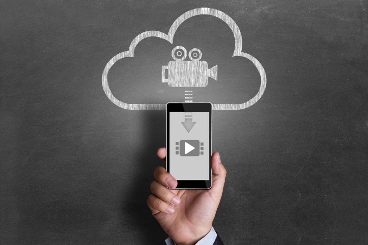 Smartphone in mano e illustrazione download video