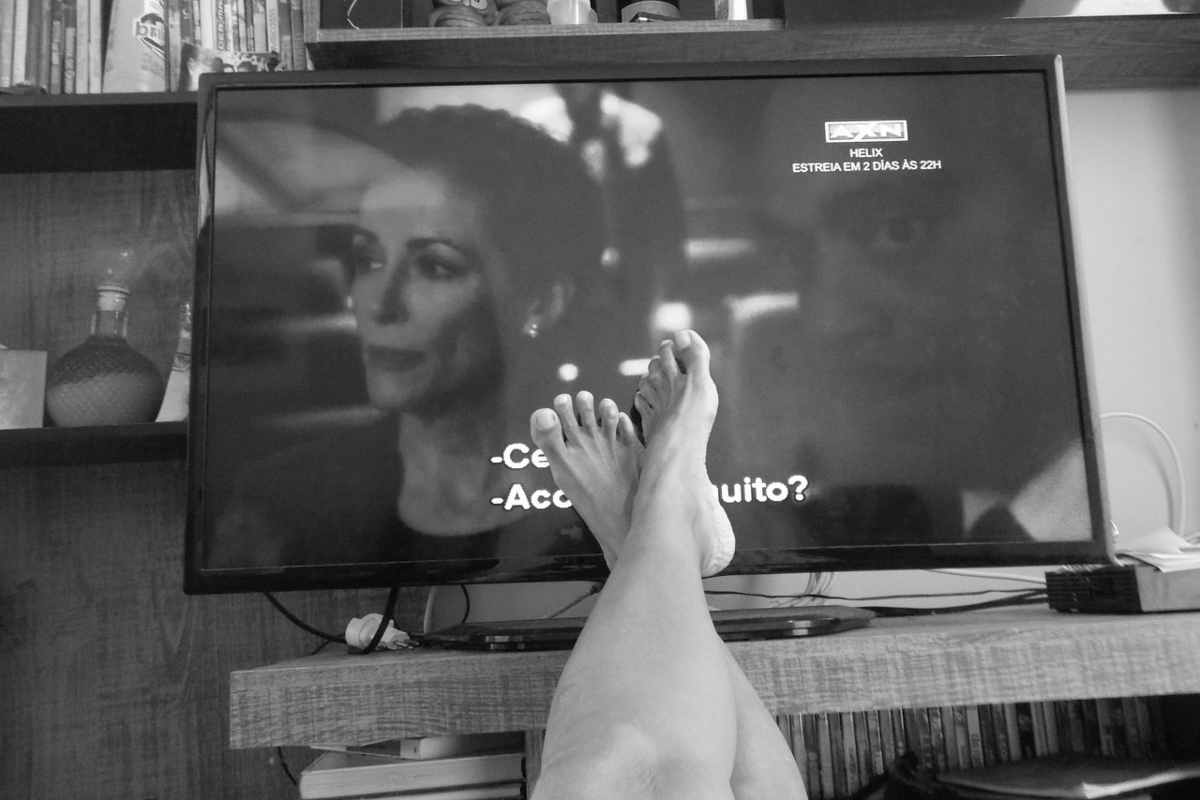 Attrice che guarda una scena dal camerino
