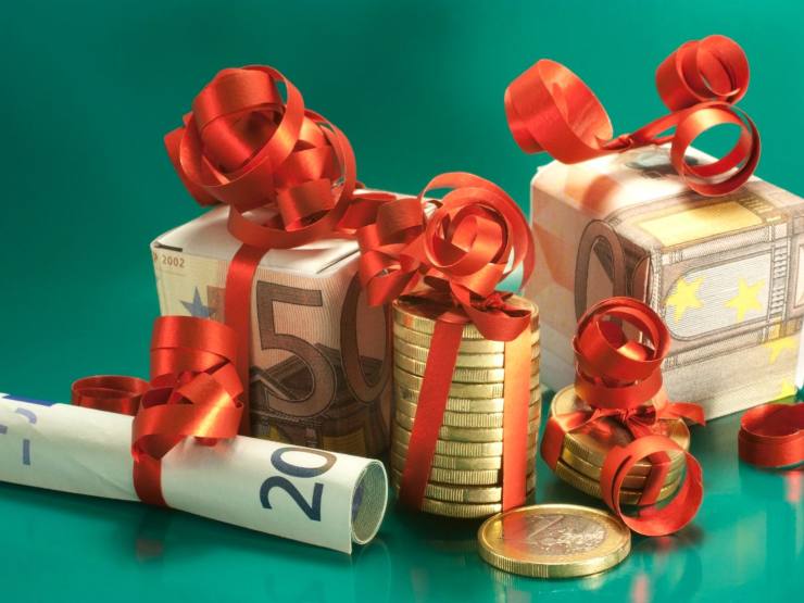 Tanti soldi confezionati come regalo