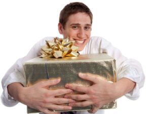 Uomo felice che stringe un pacco regalo