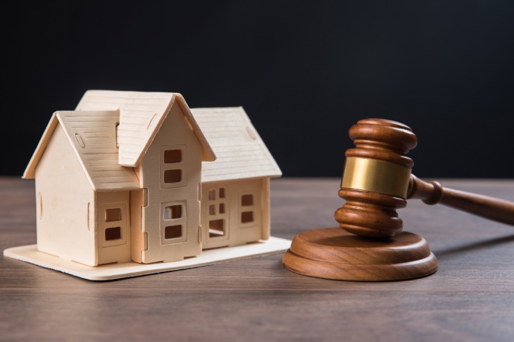 martelletto giudice e casa in miniatura