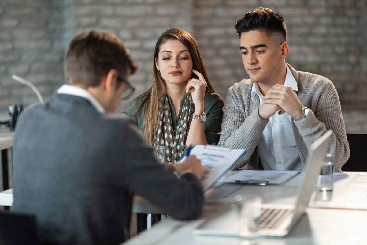 Coppia seduta nello studio di un avvocato