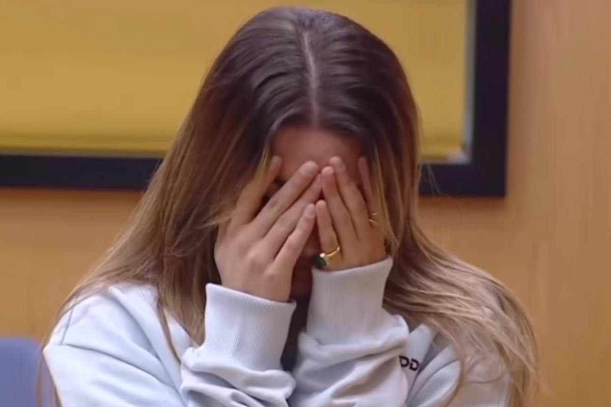 Michelle che piange con le mani sul viso ad Amici