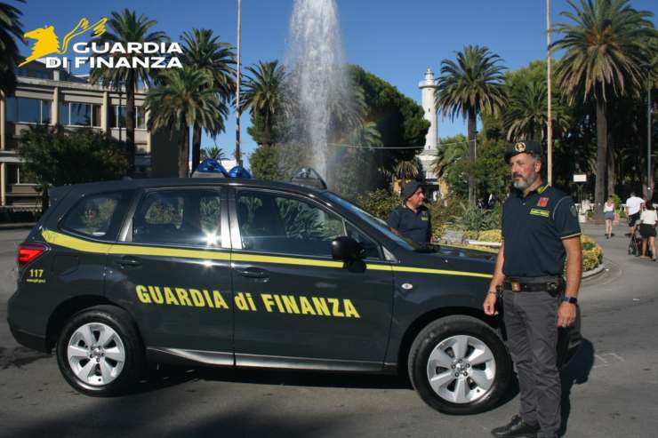 finanzieri e auto guardia di finanza