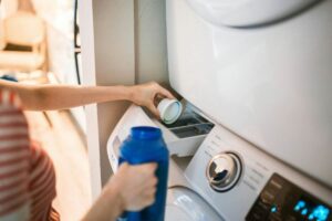Mettere detersivo nella lavatrice