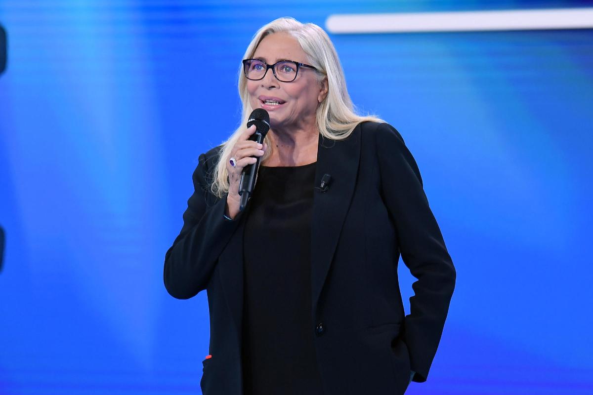 Mara Venier che parla al microfono