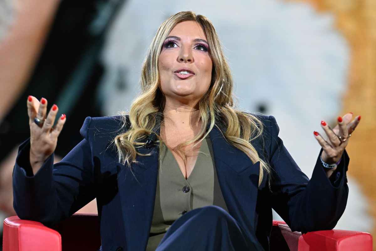 Selvaggia Lucarelli che gesticola mentre parla