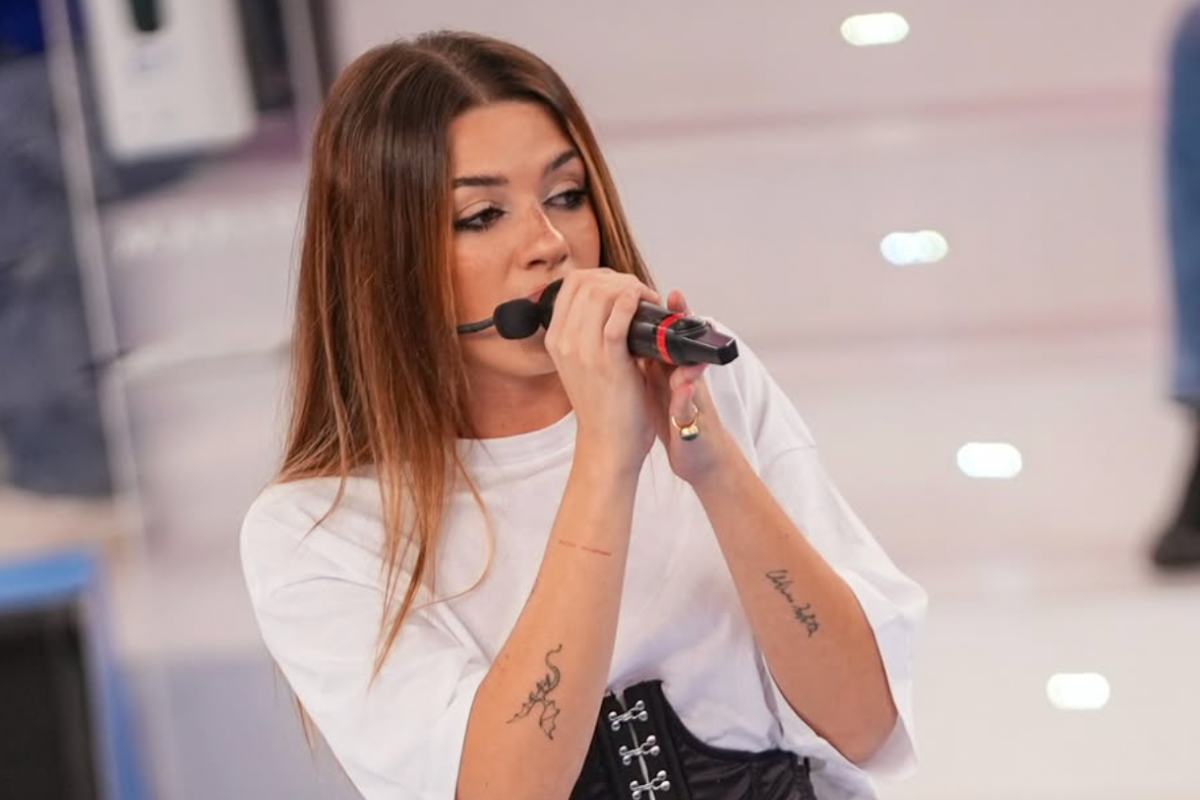 Michelle che canta con microfono