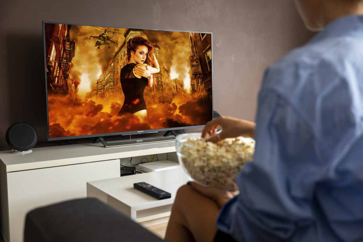 Persona che guarda la tv a casa