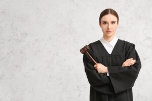 giudice donna in piedi con martelletto in mano