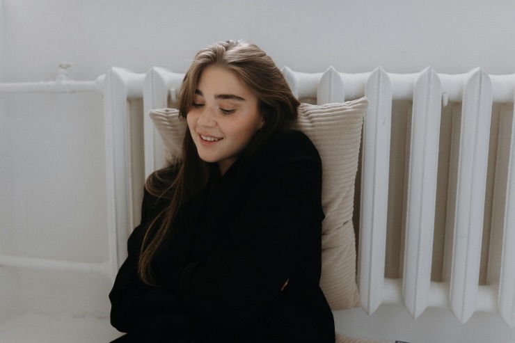 ragazza davanti al calorifero
