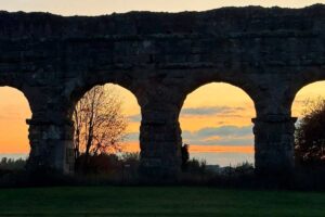 Un pezzo di acquedotto romano al tramonto