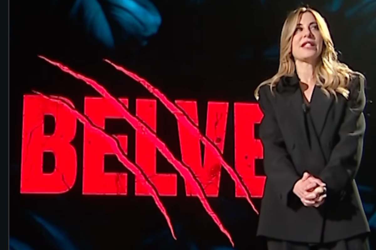 Francesca Fagnani e dietro di lei la scritta in rosso BELVE